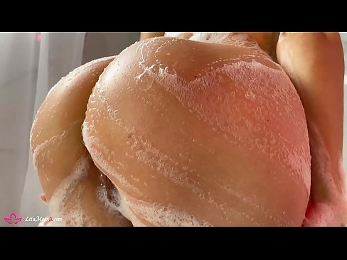 ❤️ Brunete masturbē makstiņu ar vibratoru līdz intensīvam orgasmam dušā Kaltais porno pie mums ❌️