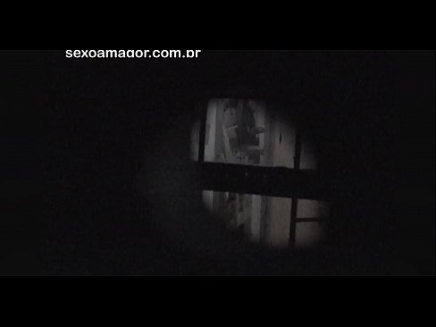 ❤️ Blondīnīte tiek slepeni filmēta ar kaimiņu vuajeru, kurš slēpjas aiz dobiem ķieģeļiem Kaltais porno pie mums ❌️