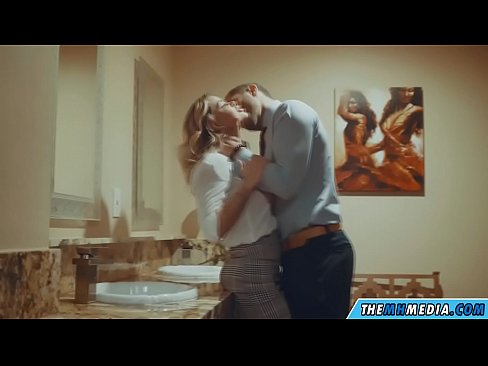❤️ Kad krūtiska blondīne pavedina tevi publiskā tualetē Kaltais porno pie mums ❌️
